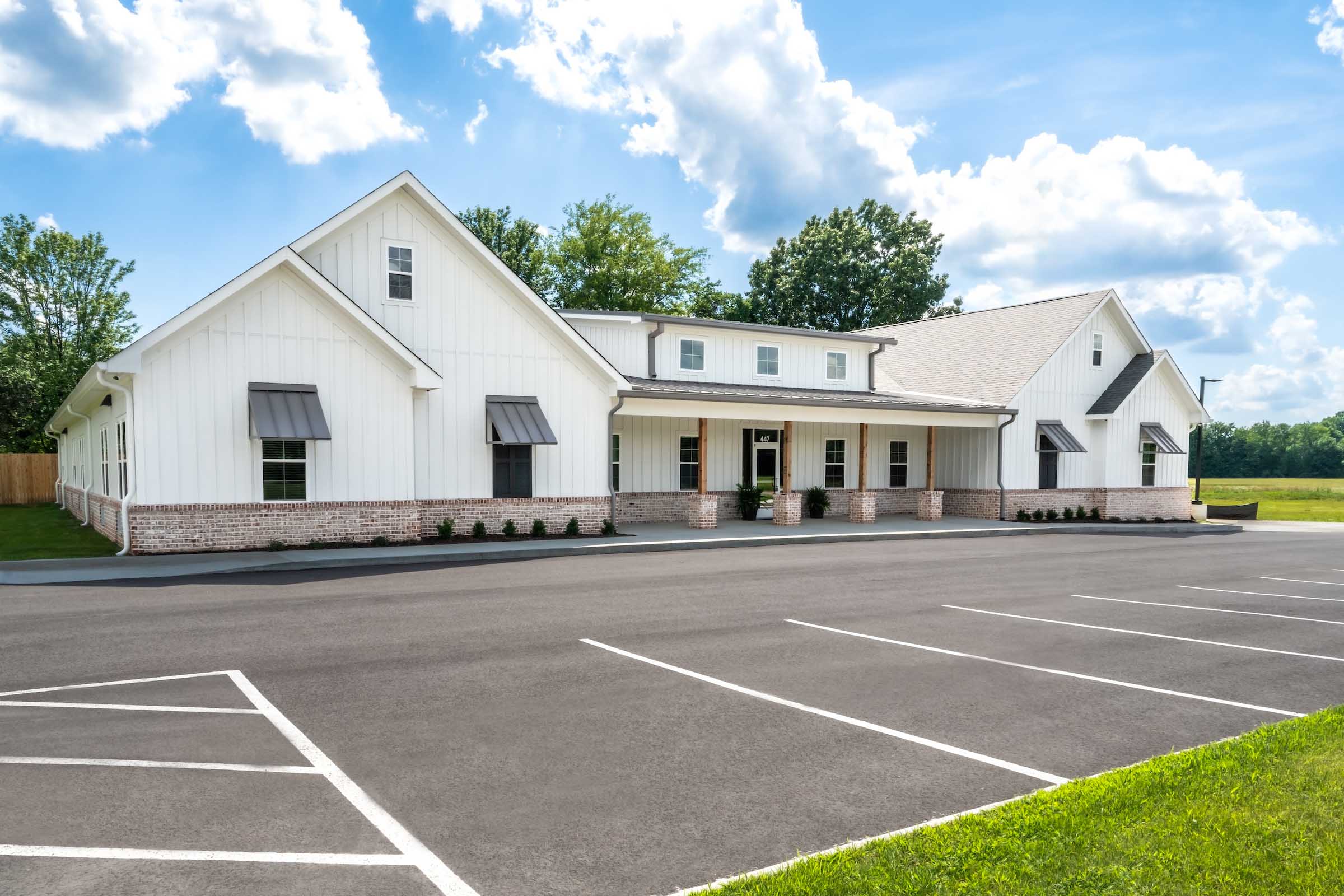 Willows-Exterior-246 Willos of Jackson parking lot